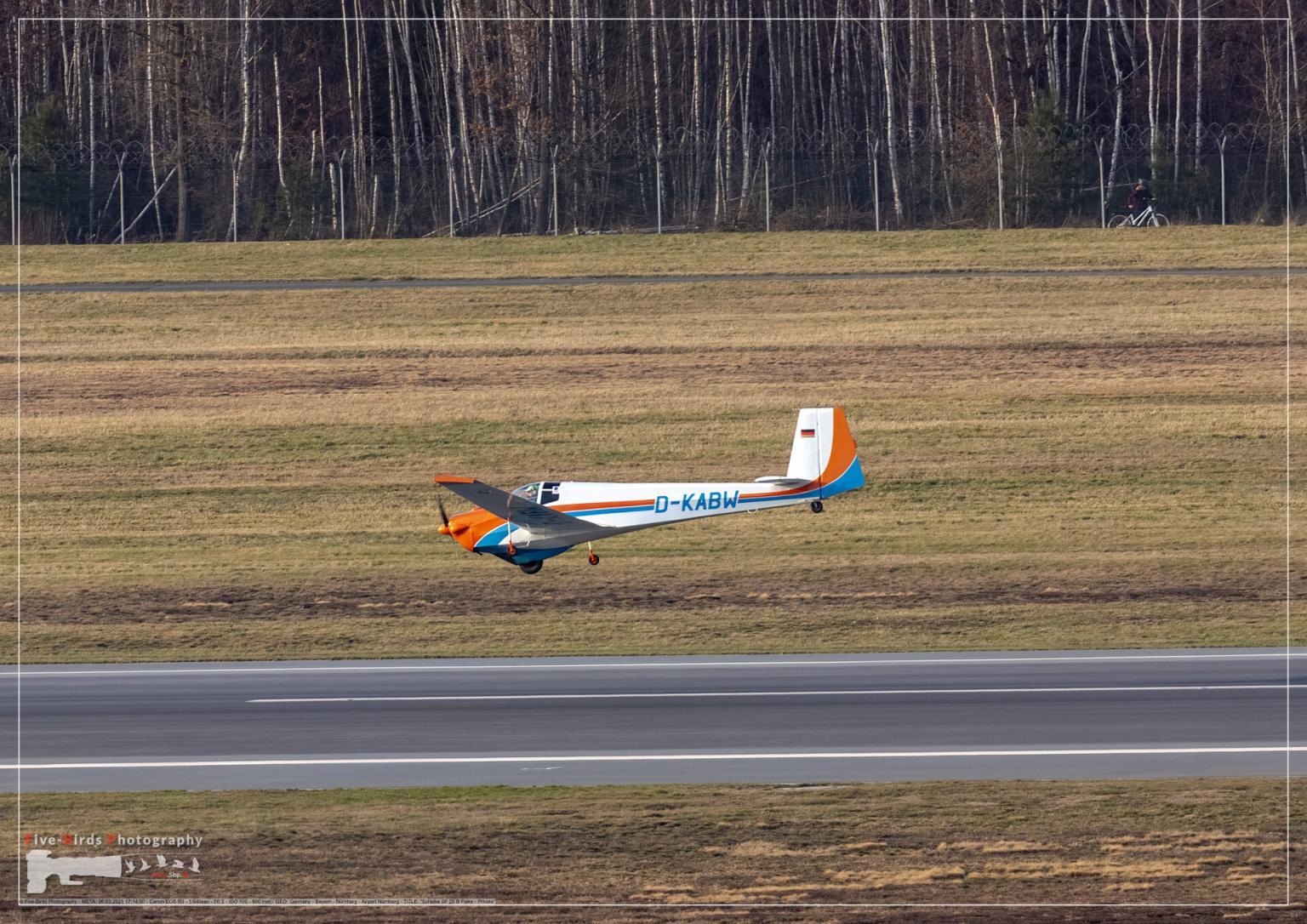 A small propeller aircraft is doing Touch-and-Go exercises in EDDN