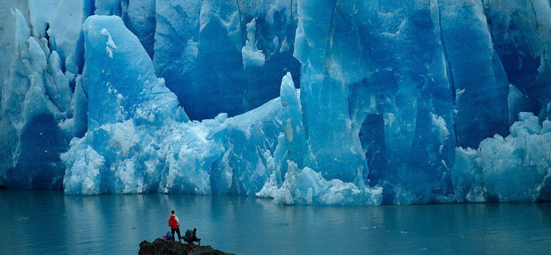 Wanderer vor der Abbruchkante des Grey-Gletschers